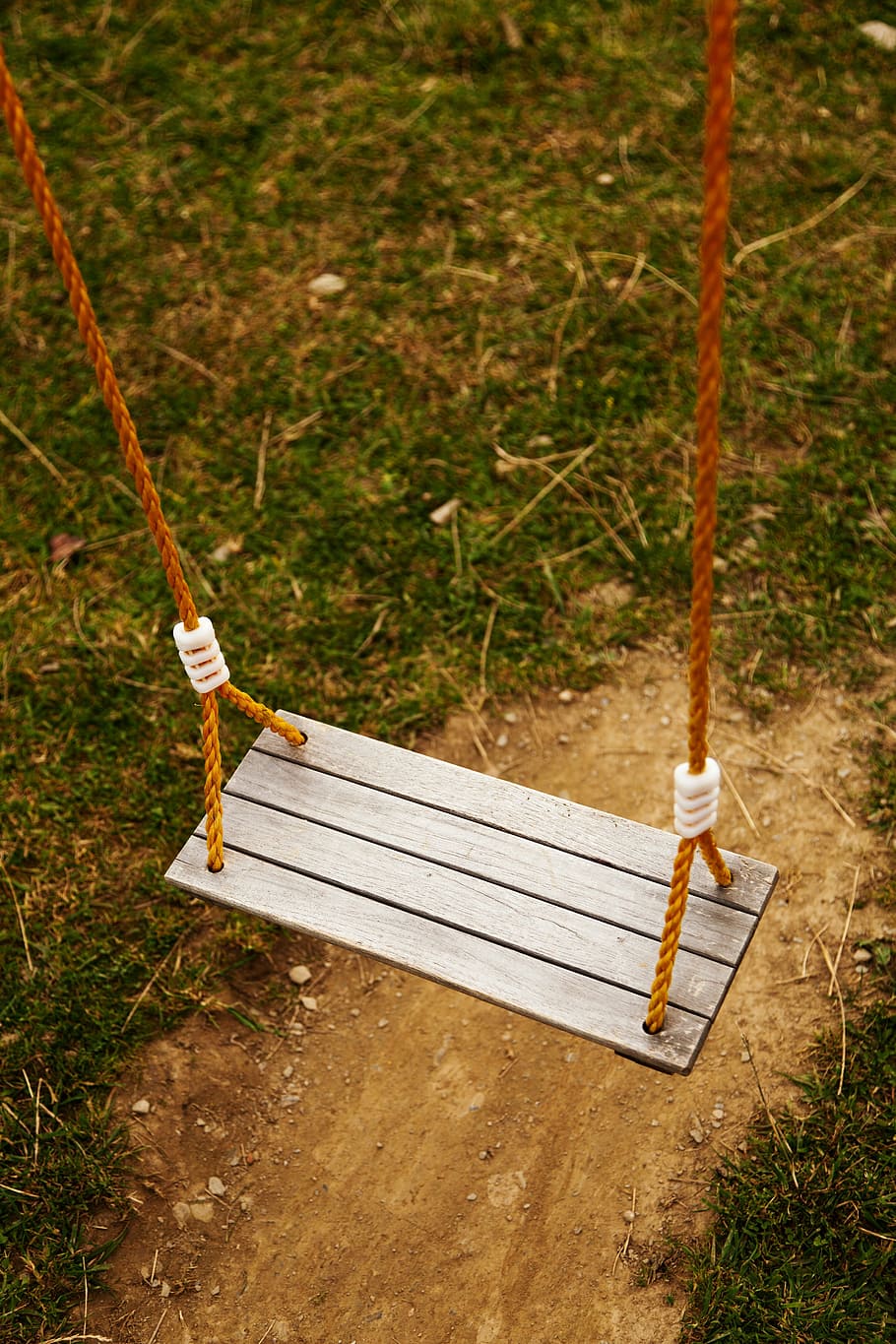 buit, diversió, herba, solitari, objecte, a l'aire lliure, parc, jugar, parc infantil, encara, swing, absència, cap gent, dia, naturalesa, seient, penjant, planta, vista d’angle alt, banc, corda, davant o pati del darrere, cadena, Color blanc, equips de jardineria, material de fusta, 4K