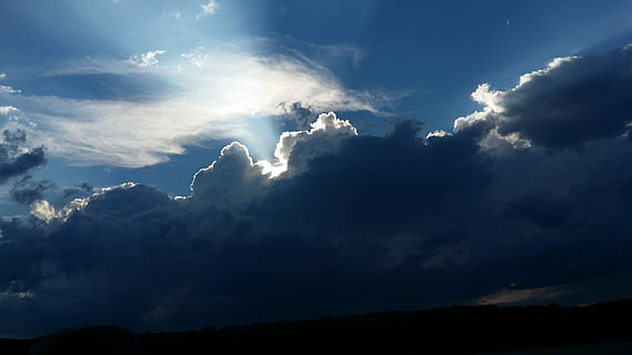 nubes de tormenta, tormenta solar, cielo, tormenta, nubes, Dom, naturaleza, clima, ligero, azul, luz del sol, nube - cielo, cielo dramático, belleza en la naturaleza, paisajes - naturaleza, paisaje de nubes, ambiente, escena tranquila, nube de tormenta, tranquilidad, nadie, rayo de sol, temor, nublado, al aire libre, oscuro, meteorología, 2K, CC0, dominio público, libre de derechos