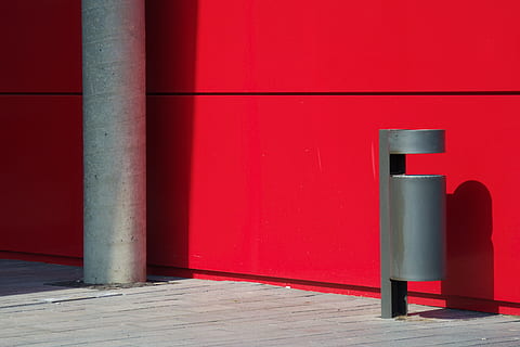 Wand, Schatten, Gebäude, Fassade, rot, Papierkorb, Säule, modern, die Architektur, architektonische Säule, keine Leute, gebaute Struktur, draußen, Tag, Wandbau - Funktion, Mülleimer, Gebäudehülle, Metall, Fußweg, Sicherheit, Natur, Pole, Nahansicht, 2K, CC0, gemeinfrei, lizenzfrei