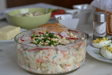 comiendo, ensalada, Pascua de Resurrección, huevos, sal, desayuno, comida, gastrónomo, mesa, cena, plato, comida y bebida, frescura, alimentación saludable, adentro, listo para comer, cuenco, bienestar, vegetal, nadie, de cerca, tamaño de la porción, naturaleza muerta, utensilio de cocina, enfoque selectivo, ensaladera, vaso, ajuste, tentación, 4K, CC0, dominio público, libre de derechos