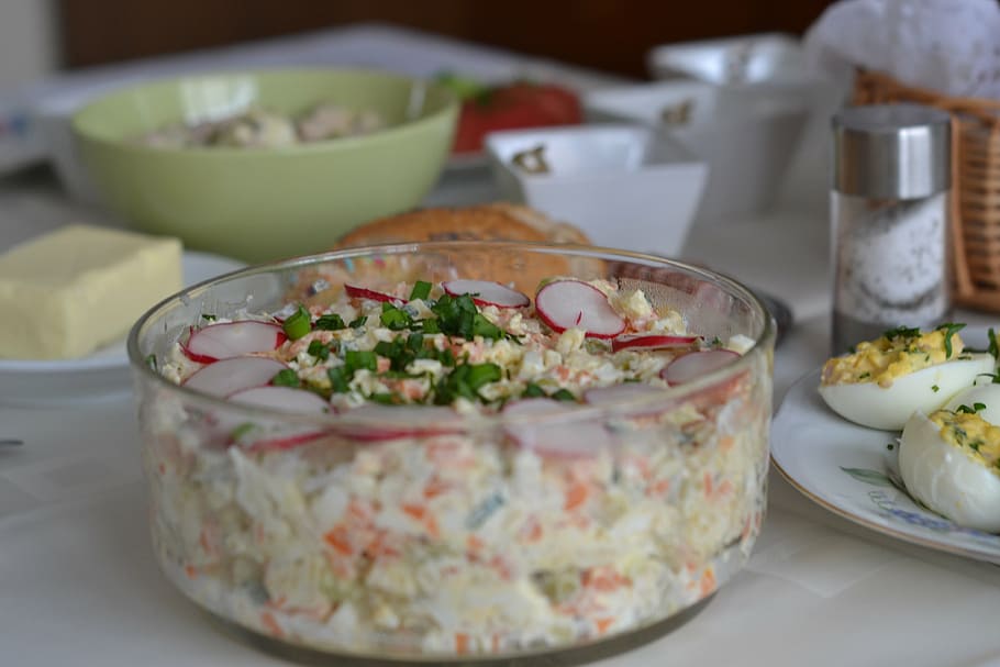 menjar, amanida, Pasqua, ous, sal, esmorzar, gourmet, taula, sopar, placa, menjar i beguda, frescor, alimentació saludable, a l'interior, llest per menjar, bol, benestar, vegetals, cap gent, primer pla, mida de la porció, natura morta, estri de cuina, enfocament selectiu, bol d'amanida, vidre, configuració, temptació, 4K