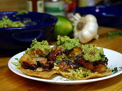 guac, slaw, blat de moro, bacallà, marinat, anch, xips, casolà, beure, menjar, sopar, gourmet, vaixella, vegetals, placa, dinar, cultures, menjar i beguda, frescor, llest per menjar, a l'interior, primer pla, alimentació saludable, centrar-se en primer pla, taula, cap gent, benestar, natura morta, mida de la porció, carn, ceba, 720P, CC0, domini públic, lliure de regalies