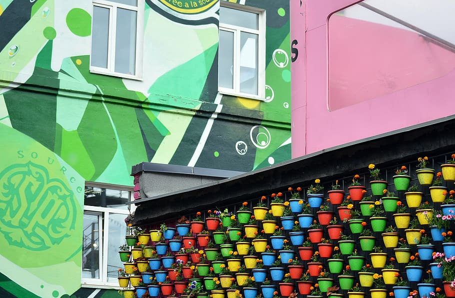 tvořivý, umělecký, design, budova, architektura, vnější, umění okres, umění, okres, plocha, flakon, Moskva, Rusko, barevný, květináč, květiny, hrnce, zeď, graffiti, barvitý, tvořivost, vícebarevné, stavba, exteriér budovy, nikdo, text, nízký úhel pohledu, zelená barva, den, sdělení, venku, město, západní skript, číslo, podepsat, osvětlovací zařízení, umění a řemesla, Příroda, 2K