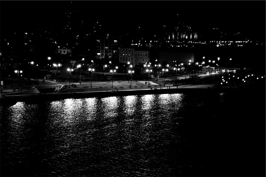 fotografia en escala de grisos, llums del carrer, cos, aigua, escala de grisos, foto, ciutat, horitzó, fosc, nit, pals de llum, llums, carreteres, molls, tarda, il·luminat, reflexió, cap gent, a l'aire lliure, arquitectura, cel, estructura construïda, exterior de l'edifici, riu, davant del mar, paisatge urbà, edifici, naturalesa, barri residencial, brillant, transport, gratacels, vida nocturna, 1080P