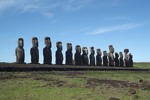 Skalní formace, zelená, pole, modrý, bílý, nebe, Velikonoční ostrov, rapa nui, moai, Chile, slavné místo, Dějiny, starověké, archeologie, kultur, minulost, megalit, Příroda, architektura, nikdo, umění a řemesla, zastoupení, sochařství, den, socha, lidské zastoupení, hrob, náboženství, pamětní, řemeslo, smutek, hřbitov, starověké civilizace, vláda, 2K, CC0, veřejná doména, bez autorských práv