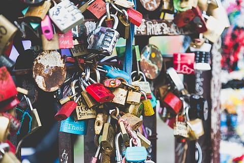 amor per sempre, assortit, cadenat, muntat, negre, Estructura d'acer, panys, rovellat, combinació, clau, tanca, bloqueig d’amor, amor, cadena, romanç, segur, passat, memòria, vell amor, gran grup d'objectes, Berlín, bloqueig, emoció positiva, abundància, elecció, penjant, emoció, seguretat, esperança - concepte, variació, multicolor, protecció, barana, dia, cap gent, primer pla, a l'aire lliure, 5K, CC0, domini públic, lliure de regalies