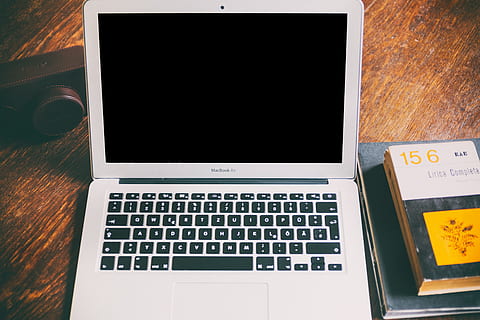 kamera, knygos, „MacBook Air“, objektų, nešiojamas kompiuteris, kompiuteris, technologijos, Kompiuterio monitorius, kompiuterio klaviatūra, internetas, verslą, nėra žmonių, vnt, mediena - medžiaga, stalas, belaidžio ryšio technologija, komunikacijos, ryšį, nešiojamas informacijos įrenginys, kompiuterinė įranga, lentelė, tiesiogiai virš, patalpose, klaviatūra, kompiuterinis tinklas, natiurmortas, aukšto kampo vaizdas, tuščias, sidabro spalvos, kompiuterio raktas, 4K, CC0, Viešasis domenas, nemokamai