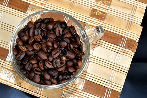 Kaffee, Hintergrund, Arabica, krupnyj plan, braun, Kaffeebohnen, Korn, Makro, dunkel, Getränk, dunkler Hintergrund, Essen und Trinken, Lebensmittel, Frische, geröstete Kaffeebohne, drinnen, große gruppe von gegenständen, Tabelle, Kaffee trinken, Küchenutensilien, High Angle View, Stillleben, keine Leute, Fülle, geröstet, Holz - Material, direkt darüber, Haushaltsausstattung, Löffel, Koffein, 4K, CC0, gemeinfrei, lizenzfrei