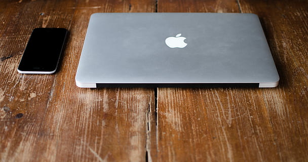 foto, macbook, professionista, accanto, nero, smartphone Android, smartphone, il computer portatile, i phone, tavolo, di legno, legno - materiale, in casa, comunicazione, copia spazio, tecnologia, tecnologia wireless, connessione, avvicinamento, nessuno, dispositivo di informazione portatile, legna, smart phone, cellulare, bloc notes, natura morta, ufficio, venatura del legno, vuoto, 4K, CC0, dominio pubblico, privo di copyright