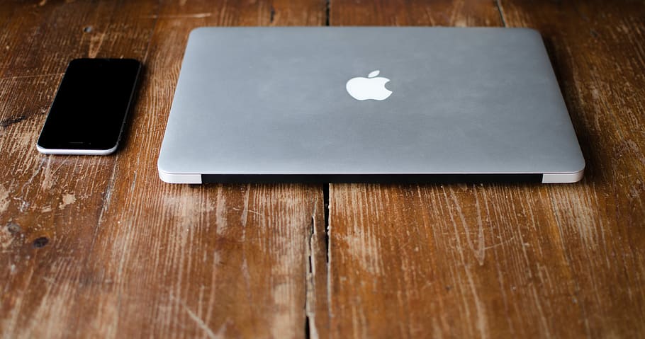 foto, macbook, professionista, accanto, nero, smartphone Android, smartphone, il computer portatile, i phone, tavolo, di legno, legno - materiale, in casa, comunicazione, copia spazio, tecnologia, tecnologia wireless, connessione, avvicinamento, nessuno, dispositivo di informazione portatile, legna, smart phone, cellulare, bloc notes, natura morta, ufficio, venatura del legno, vuoto, 4K
