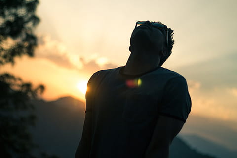 silhouette, uomo, indossare, occhiali da sole, tramonto, pensiero, di bell'aspetto, natura, rilassare, lenitivo, cielo, persone, viaggio, maschio, successo, dom, all'aperto, sole, ispirazione, escursioni a piedi, uomini, vacanza, motivazione, una persona, dalla vita in su, in piedi, adulto, nuvola - cielo, giovane adulto, persone reali, attività di svago, tre quarti, stili di vita, capi di abbigliamento, giovani uomini, berretto, contemplazione, volto oscurato, 2K, CC0, dominio pubblico, privo di copyright
