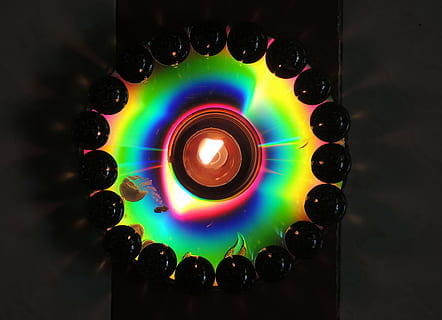 réflexion de cd dvd, réflexion, multicolore, coloré, lumière, CD, DVD, disque, optique, CD ROM, lumière de bougie, utile des déchets, multi couleur, illuminé, à l'intérieur, fermer, lumière - phénomène naturel, personne, Forme géométrique, cercle, forme, directement au-dessus, vue grand angle, la nature, embrasé, table, nuit, production de carburant et d'électricité, mouvement, la créativité, La technologie, culture artistique et divertissement, 4K, CC0, domaine public, libre de droits