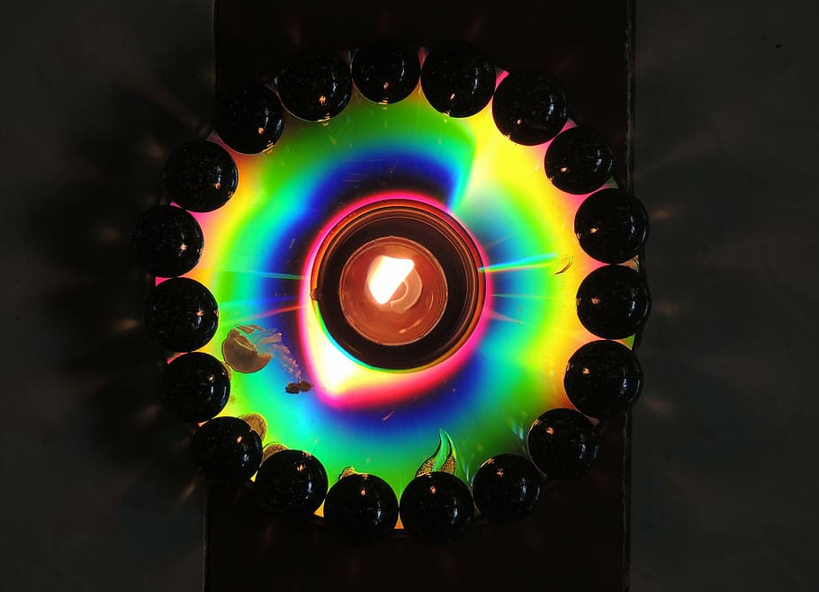 reflex de cd dvd, reflexió, multicolors, colorit, llum, cd, dvd, disc, òptica, CD ROM, llum de les espelmes, útil dels residus, multicolor, il·luminat, a l'interior, primer pla, llum - fenomen natural, cap gent, forma geomètrica, cercle, forma, directament a sobre, vista d’angle alt, naturalesa, brillant, taula, nit, generació de combustible i energia, moviment, creativitat, tecnologia, cultura i entreteniment artístic, 4K