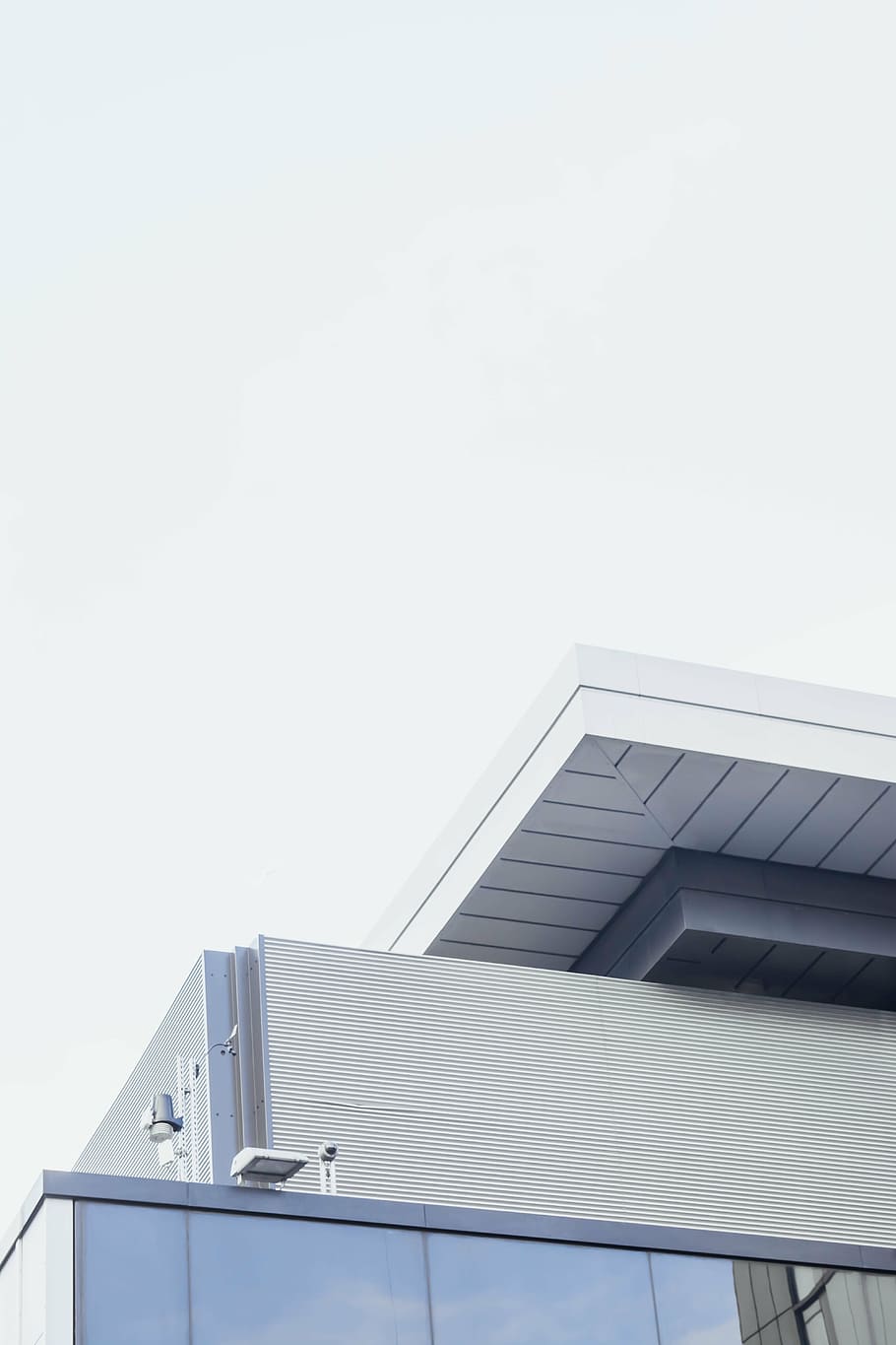 gris, blanc, concret, casa, edifici, estructura, cel, infraestructura, finestra, establiment, hotel, ciutat, urbà, arquitectura, art, vidre, sostre, exterior de l'edifici, estructura construïda, còpia espai, modern, dia, vista d’angle baix, cap gent, naturalesa, cel clar, a l'aire lliure, exterior d’edifici d’oficines, barana, barri residencial, llum solar, 5K