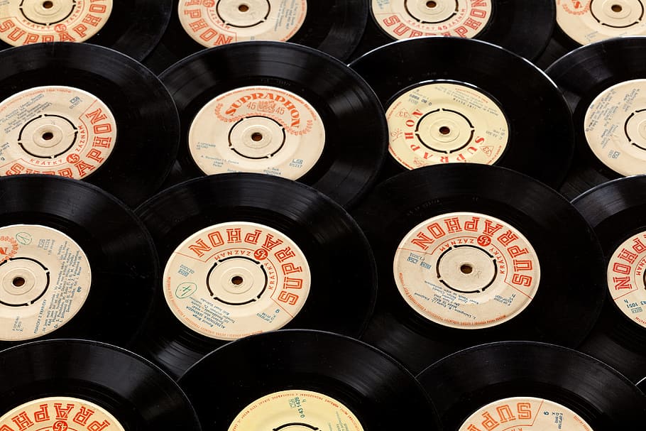 vinylových hráčů, abstraktní, Zvuk, Pozadí, Černá, kruh, disk, disko, gramofon, označení, hudba, starý, vzor, hrát si, záznam, retro, technologie, dráha, vinobraní, vinyl, uvnitř, nikdo, geometrický tvar, výběr, vysoký úhel pohledu, detail, velká skupina objektů, celý rám, stálý život, umělecká kultura a zábava, tvar, uspořádání, hojnost, přesnost, přímo nad, variace, 4K