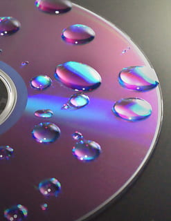 DVD, CD, disque, laissez tomber, eau, gouttelettes, humide, Les données, brillant, réfléchissant, CD ROM, personne, liquide, fermer, multi couleur, à l'intérieur, bulle, vue grand angle, forme, cercle, Forme géométrique, sphère, réflexion, conception, nature morte, modèle, couleur rose, fête, violet, pureté, 720P, CC0, domaine public, libre de droits
