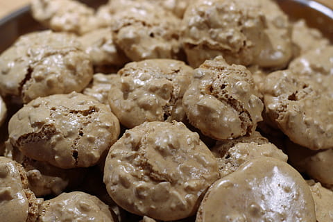 biscotto, amaretti, Amaretti alle noci, noce, biscotti, sgranocchiare, pasticcini, fare biscotti, biscotti di Natale, cibo, cibo e bevande, freschezza, avvicinamento, mangiare sano, nessuno, grande gruppo di oggetti, in casa, benessere, natura morta, sfondi, cibo dolce, fotogramma intero, pronto a mangiare, spuntino, concentrarsi sulle conoscenze acquisite, cibo asiatico, gnocco, messa a fuoco selettiva, indulgenza, cibo cinese, tentazione, 5K, CC0, dominio pubblico, privo di copyright