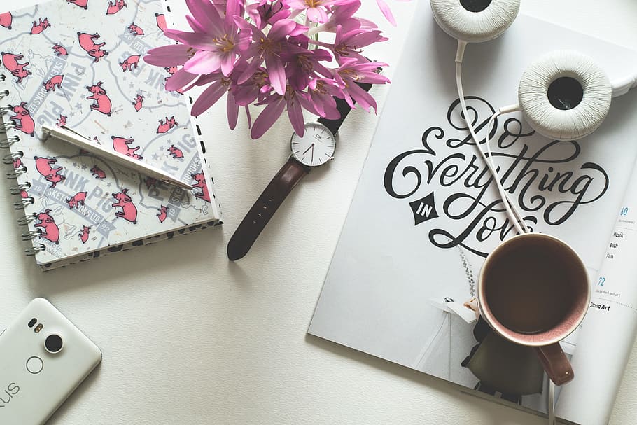 cafeïna, cafè, tassa, accessoris, composició, escriptori, beure, femení, flatlay, auriculars, revista, quadern, bolígraf, taula, vista superior, veure, lloc de treball, espai de treball, rellotge de polsera, imatges de domini públic, paper, text, flor, vista d’angle alt, menjar i beguda, cafè - beguda, planta amb flors, planta, tassa de cafè, comunicació, natura morta, a l'interior, refresc, frescor, cap gent, missatge, 5K