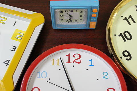 redondo, rojo, término análogo, reloj, relojes, hora, reloj de pared, alarma, reloj de tiempo, programar, cuenta regresiva, administración, fecha tope, objetivo, gestión del tiempo, cita, planificación, exactitud, recordatorio, plan, número, despertador, foto de estudio, adentro, nadie, de cerca, la cara del reloj, minutero, reloj de mano, instrumento de tiempo, escritura occidental, fondo de color, texto, manecilla de la hora, termómetro, naturaleza muerta, economía, revisando el tiempo, dieta, grano de madera, 5K, CC0, dominio público, libre de derechos