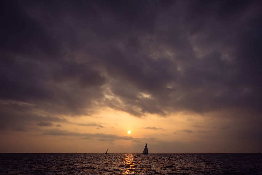 zwei, Boote segeln, Meer, Ozean, Wolke, dom, Wasser, Segelboot, Boot, Segeln, Sonnenuntergang, Hawaii, Himmel, wolke - himmel, Schönheit in der Natur, Szenen - Natur, Wasserfahrzeug, Horizont über Wasser, Horizont, Transport, ruhige Szene, Natur, Ruhe, idyllisch, keine Leute, Transportmittel, Ufergegend, draußen, 4K
