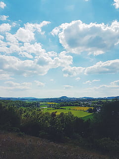 montañas, naturaleza, cielo, nubes, ambiente, campo, bosque, hierba, pradera, idílico, rural, escénico, tranquilo, arboles, nube - cielo, paisaje, planta, árbol, paisajes - naturaleza, belleza en la naturaleza, escena tranquila, tranquilidad, crecimiento, día, tierra, color verde, nadie, escena no urbana, al aire libre, 4K, CC0, dominio público, libre de derechos