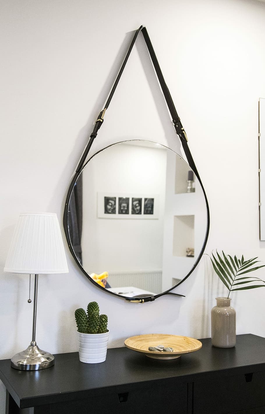 specchio rotondo, nero, cinghia, il giro, chiaro, bicchiere, cintura, sospeso, parete, specchio, interni, arredamento, riflessione, casa, in casa, tavolo, nessuno, natura morta, utensile da cucina, caratteristica della parete, attrezzatura per l'illuminazione, benessere, interno di casa, tempo, vuoto, freschezza, Colore bianco, avvicinamento, piatto, lampada elettrica, stanza domestica, assenza, posto a sedere, 4K