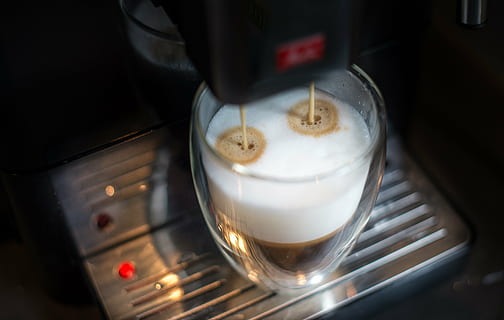 forberede, latte, kaffe, mælk, morgenmad, calcium, cremet, drikke, dryppe, dråbe, glas, espresso, cappuccino, vand, kaffemaskine, bønner, kaffe - drikke, maskineri, koffein, cafe, varme - temperatur, kop, barista, mad og drikke, forfriskning, indendørs, apparat, ingen mennesker, husholdningsudstyr, tæt på, stilleben, skummende drikke, høj vinkel visning, drikkeglas, forberedelse, kaffekop, krus, porcelæn, 5K, CC0, offentligt domæne, royaltyfrie