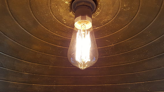 ampoule, Eddison, lumière, illuminé, électricité, matériel d'éclairage, filament, embrasé, pendaison, faible angle de vue, personne, lumière électrique, La technologie, production de carburant et d'électricité, fermer, à l'intérieur, plafond, lumière - phénomène naturel, objet unique, construction de murs, lampe électrique, source de courant, équipement électrique, 5K, CC0, domaine public, libre de droits