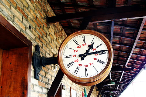 orologio, vecchio, stazione, puntatori, tempo, parete, muro di mattoni, mattone, in casa, nessuno, architettura, struttura costruita, quadrante, legno - materiale, caratteristica della parete, precisione, giorno, forma, numero, forma geometrica, Inquadratura dal basso, cerchio, strumento del tempo, mano minuta, orologio da parete, 2K, CC0, dominio pubblico, privo di copyright