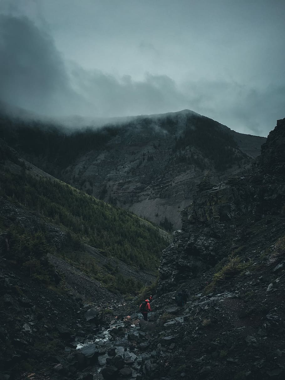 mand, gå, stenet, bjerg, person, træ, sommer, kold, tåget, regn, Sky, bjergtop, tåge, Jordet, jorden, udendørs, vandretur, Skov, rejse, natur, scenics - natur, skønhed i naturen, bjergkæde, ikke-urbane scene, miljø, himmel, rolig scene, fritidsaktivitet, ro, sky - himmel, aktivitet, landskab, rigtige mennesker, eventyr, transportmidler, klippe, vandring, dag, 2K