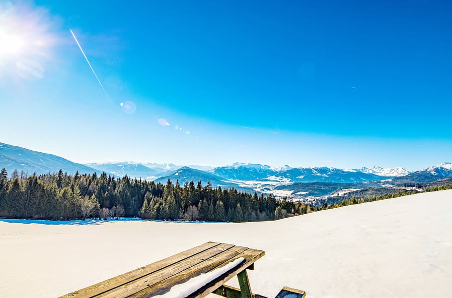 marrón, de madera, trineo de nieve, blanco, campo de nieve, silla de banco, arena, montaña, árbol, cielo, nieve, Dom, invierno, temperatura fría, paisajes - naturaleza, belleza en la naturaleza, azul, naturaleza, cordillera, paisaje, ambiente, escena tranquila, tranquilidad, tierra, bosque, nadie, luz del sol, Pino, árbol conífero, al aire libre, bosque de pinos, pico de la montaña, Montaña cubierta de nieve, 4K