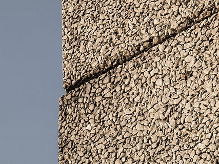 struttura, architettura, costruzione, architettura, costruzione, facciata, calcestruzzo, prefabbricato, trist, strutturato, modello, avvicinamento, nessuno, giorno, all'aperto, natura, struttura costruita, parete, sfondi, Inquadratura dal basso, cielo, caratteristica della parete, muro di pietra, esterno dell'edificio, luce del sole, solido, ruvido, abbondanza, sfondo blu, 2K, CC0, dominio pubblico, privo di copyright