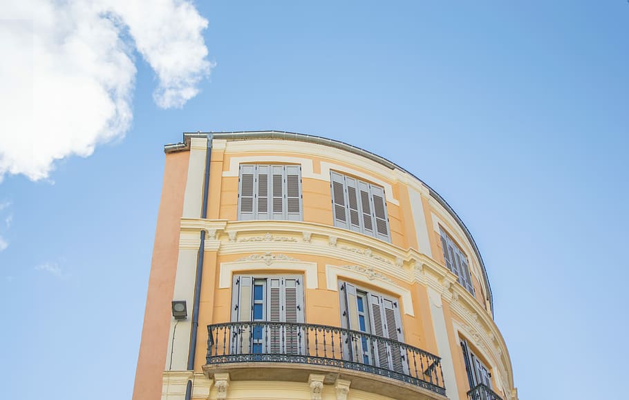 taronja, beix, edifici, edifici de gran altura beix, arquitectura, cantonada, balcó, finestra, exterior de l'edifici, cel, estructura construïda, vista d’angle baix, blau, naturalesa, núvol - cel, cap gent, barri residencial, dia, a l'aire lliure, llum solar, ciutat, còpia espai, assolellat, apartament, desenvolupament d’habitatges, 5K