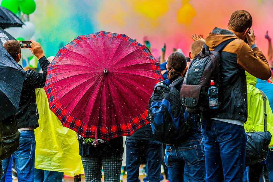gent, reunit, Festival, persones que fan fotos, paraigua, multitud, motxilla, humit, pluja, lituà, vilniu, execució de color, sol de color, color, caiguda de pluja, increïble, wow, esperant alguna cosa, grup de persones, roba, multicolor, homes, celebració, protecció, adult, unió, religió, roba tradicional, cultura i entreteniment artístic, festa tradicional, esdeveniment, vista del darrere, 2K