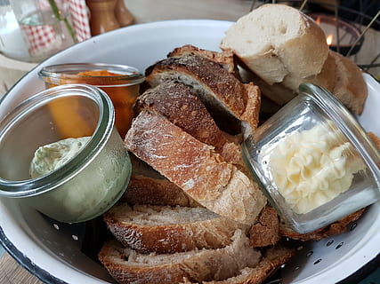 Brotkorb, Brot, Butter, Ballaststoffe, köstlich, Lebensmittel, Essen, rollen, Backwaren, Korb, Frühstück, Brotscheiben, Gebäck, Ernährung, knusprig, Weißbrot, Weizenvollkornbrot, frisch, gesund, wecken, backen, Kohlenhydrate, abendbrot, Energie, Party, Ofen, Buffet, Essen und Trinken, Frische, fertig für den Verzehr, Teller, Fleisch, Stillleben, drinnen, Tabelle, Nahansicht, High Angle View, gesundes Essen, keine Leute, Wohlbefinden, Ei, Schüssel, Mahlzeit, Serviergröße, Fokus auf den Vordergrund, Versuchung, 4K, CC0, gemeinfrei, lizenzfrei