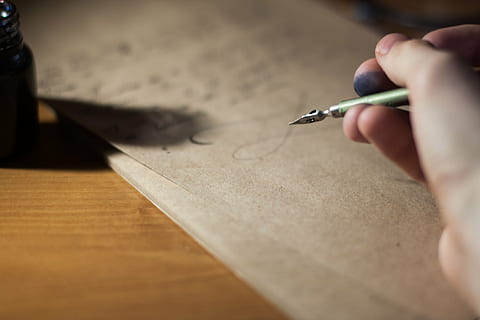estompa, caligrafie, compoziţie, birou, document, stilou, mână, scris de mână, cerneală, scrisoare, hârtie, masa, epocă, lemn, scris, umană, oameni, partea corpului uman, o persoana, în interior, deținere, selectiv, a închide, ocupaţie, creativitate, artă și sculptură, calificare, adult, parte a corpului, precizie, deget, 4K, CC0, domeniu public, fără drepturi de autor