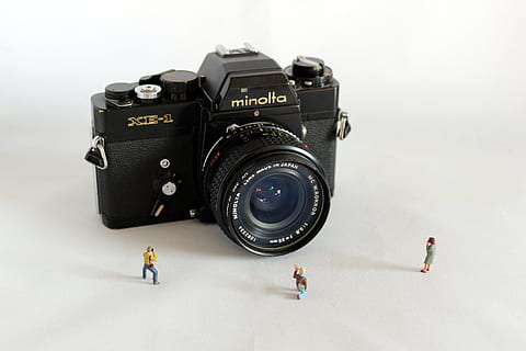 miniatura, Minolta, telecamera, luce, giocattoli, temi fotografici, macchina fotografica - attrezzatura fotografica, tecnologia, attrezzatura fotografica, obiettivo - strumento ottico, in casa, girato in studio, lente - occhio, fotocamera reflex, colore nero, Fotografare, sfondo bianco, Camera digitale, vista dall'alto, moderno, persone, occupazione, attrezzatura, attività, fotografo, 2K, CC0, dominio pubblico, privo di copyright