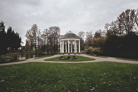 světlo, krajina, zataženo, budova, architektura, les, zahrada, ponurý, tráva, vedení, jezero, trávník, louka, venku, park, rybník, stromy, rostlina, strom, nebe, stavba, Příroda, růst, exteriér budovy, den, nikdo, mrak - nebe, minulost, Dějiny, zelená barva, destinace, park - člověk dělal prostor, formální zahrada, architektonický sloup, 5K, CC0, veřejná doména, bez autorských práv