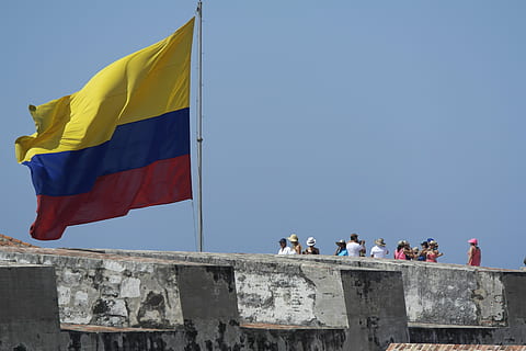 castello, bandiera, volante, costituzione, nazionale, patriottico, gruppo di persone, architettura, patriottismo, cielo, persone reali, folla, grande gruppo di persone, giorno, cielo sereno, donne, struttura costruita, esterno dell'edificio, uomini, Inquadratura dal basso, natura, blu, attività di svago, all'aperto, uniforme, 5K, CC0, dominio pubblico, privo di copyright