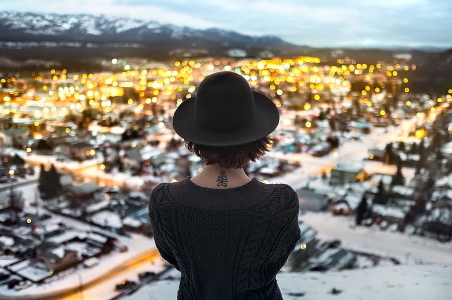 gratis., kvinne, overse, høy, stige bygninger, dagtid, gratis, én person, mennesker, utendørs, bybildet, urbane scene, by, utsikt bakover, kun voksne, voksen, musikk, stående, klær, hatt, fra livet opp, fritidsaktivitet, ung voksen, arkitektur, kvinner, uformelt antrekk, ekte folk, portrett, bygge eksteriør, fokusere på forgrunnen, natur, frisyre, vakker dame, ser på visning, 2K