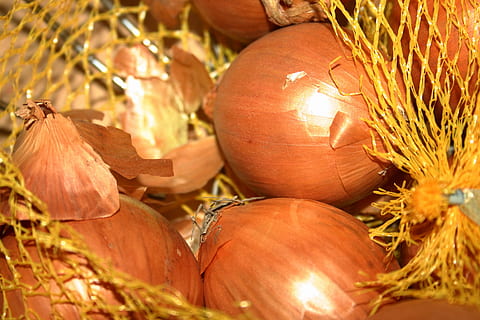 cebes, xarxa, shell, agut, ceba crema, primer pla, menjar, menjar i beguda, decoració, cap gent, natura morta, benestar, alimentació saludable, frescor, celebració, vegetals, enfocament selectiu, cistella, naturalesa, planta, festa, marró, a l'interior, esdeveniment de celebració, 2K, CC0, domini públic, lliure de regalies