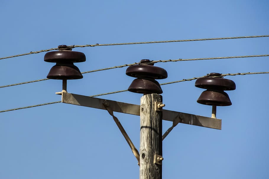 sârmă, telefon, cablu, pol, tehnologie, comunicare, conexiune, electricitate, cer, albastru, cer senin, vedere unghiulară joasă, natură, echipamente de iluminat, nici o persoana, combustibil și generarea de energie electrică, semn, agăţat, linie de alimentare, în aer liber, arhitectură, zi, îndrumare, ușoară, alimentare electrică, linie telefonică, 2K