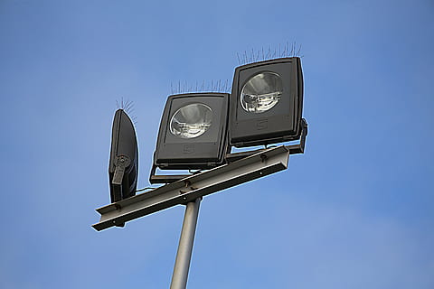 Licht, draußen, Stelle, Beleuchtung, modern, schwarz, elektrisch, Himmel, Blau, Flachwinkelansicht, Technologie, klarer Himmel, Zeichen, keine Leute, Kommunikation, Natur, Tag, Lichtanlage, Transport, die Architektur, Beratung, Pfeilsymbol, Richtung, Straße, kopieren sie platz, elektrische Ausrüstung, 5K, CC0, gemeinfrei, lizenzfrei