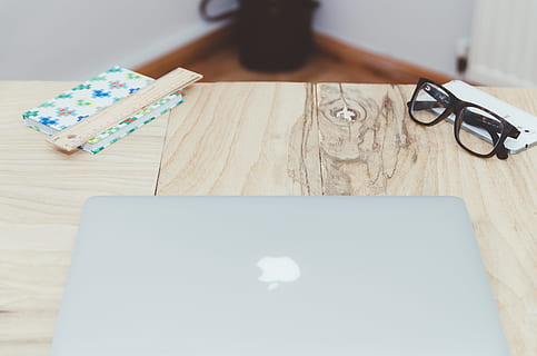 srebrny macbook, beżowy, stół, okulary, czarny, ramki, macbook, monokl, szkło, laptop, komputer, prochowiec, biurko, drewno - materiał, technologia, biznes, wewnątrz, higiena, jedna osoba, zawód, pracujący, zbliżenie, technologia bezprzewodowa, wysoki kąt widzenia, połączenie, porozumiewanie się, ludzie, długopis, martwa natura, Edukacja, publikacja, pusty, 4K, CC0, domena publiczna, darmowe zdjęcia