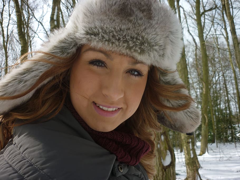 inverno, nevicata, all'aperto, ritratto, sorridente, vestiti caldi, guardando la fotocamera, colpo alla testa, temperatura fredda, giovane adulto, una persona, felicità, giovani donne, la neve, bella donna, vista frontale, adulto, donne, albero, capi di abbigliamento, cappuccio - abbigliamento, acconciatura, 2K