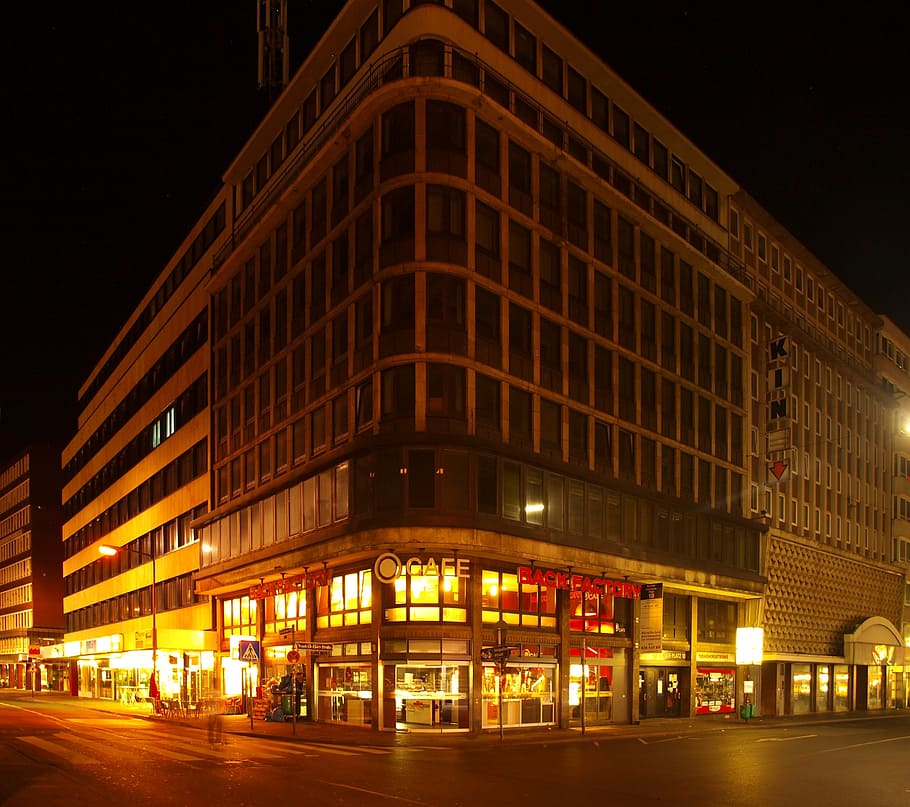 gris, edifici, nit, tarda, foscor, allotjament, encendre, infectar, punt de mira, ignició, il·luminació, il·luminat, infern, lleugerament, llum, Font de llum, finestra, interval, període, quantitat de temps, carretera, comunitat, lloc, ciutat, urbà, districte, botigues, negocis, geschaftlich, empresa, modern, cel, aire, gratacels, stadtmitte, torre, animat, vista, mirar, vista general, fora, a l'aire lliure, abendstimmung, vespre, crepuscle, construcció, construir, construcció d’habitatges, asia, fosc, plomall, trist, empleat, utilitza, ocupat, gran ciutat, metròpolis, gran, alt, imatge, arquitectura, imagina, vida nocturna, hauser, llars, acomodar, oficina, oficines, buro, servei, geschaeftsraume, geschaftsraum, emmagatzematge de sales buides, dusseldorf mitte, düsseldorf, exterior de l'edifici, estructura construïda, transport, carrer, manera de transport, moviment, cotxe, persones incidentals, vida de ciutat, destinacions de viatge, automòbil, moviment borrós, exterior d’edifici d’oficines, 2K