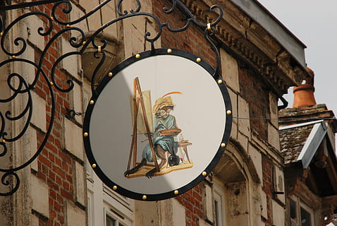 skjold, bekendtgørelse, abe, maler, atelier, arkitektur, bygget struktur, bygning udvendig, menneskelig repræsentation, lav vinkel visning, Kunst og håndværk, repræsentation, ingen mennesker, kreativitet, bygning, mandlig lighed, statue, skulptur, bue, ur, dag, kvindelig lighed, fortiden, håndværk, historie, 4K, CC0, offentligt domæne, royaltyfrie