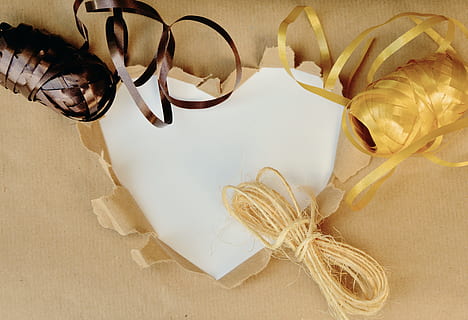 beyaz, kalp yazıcı kağıdı, paket, paketleme, hediye, kalp, kopya alanı, ezbere, kâğıt, ambalaj kağıdı, döngü, kordon, hediye bandı, vermek, doğum günü, paketlenmiş, içeriye, çiçek, bitki, insansız, çiçekli bitki, kapatmak, tazelik, tablo, doğa, Güvenlik açığı, kırılganlık, Gıda, natürmort, doğrudan yukarıda, yüksek açılı görünüş, dekorasyon, doğada güzellik, ahşap malzeme, şekil, dizayn, solmuş bitki, 5K, CC0, kamu malı, telif ücretsiz