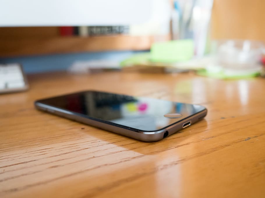 iPod Touch, maro, de lemn, suprafaţă, iPhone, mobil, tehnologie, birou, Afaceri, tehnologia fără fir, conexiune, masa, comunicare, telefon inteligent, dispozitiv portabil de informații, în interior, lemn - material, telefon mobil, Internet, portabilitate, selectiv, nici o persoana, a închide, calculator, rețea de calculatoare, să se concentreze asupra primelor elemente, laptop, 4K