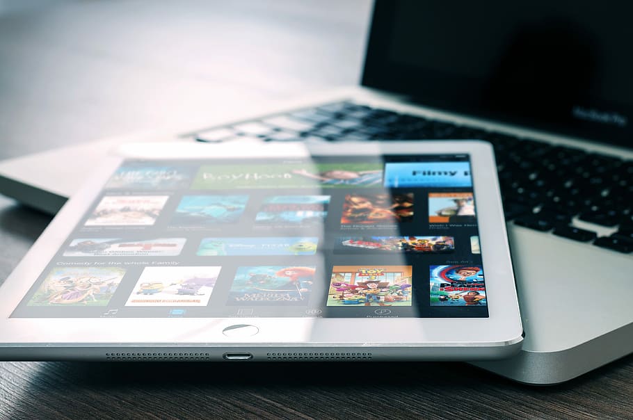 ipad de plata, superior, MacBook, pro, poma, tecnologia, ipad, portàtil, mac, tauleta, ordinador, pantalla, electrònica, MacBook Pro, botó d'inici, reflexió, llum, tecnologia sense fils, comunicació, connexió, primer pla, Internet, a l'interior, cap gent, xarxa d’ordinadors, equips informàtics, dispositiu d’informació portàtil, text, guió occidental, taula, teclat d’ordinador, monitor d’ordinador, teclat, comunicacions globals, 4K